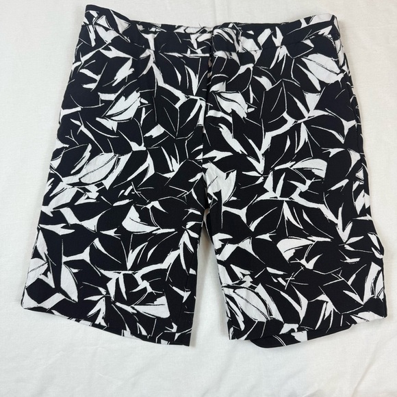 Mario Serrani Italy Tummy Control Black and White Leaf Print Shorts Size 8 - Picture 1 of 9